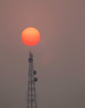 Telekomünikasyon direğinin Sihouette 'si ya da büyük güneş kuyruklu uydu radyo istasyonu kulesi
