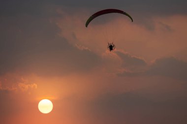 Güneşli arka planlı paramotor sporu
