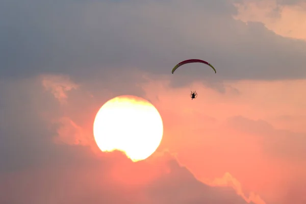Paramotor Άθλημα Φόντο Τον Ήλιο Ουρανό — Φωτογραφία Αρχείου