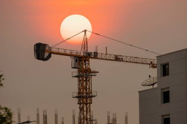 Turna silueti güneşli inşaat sahasında