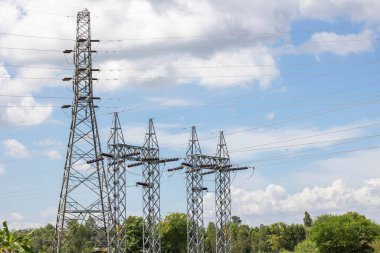 Mavi gökyüzü ile yüksek voltaj direği