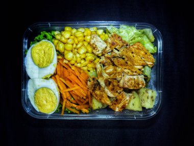 Et ve yumurtalı sebze salatası, çok sağlıklı.