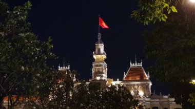 Ho Chi Minh belediye binasının gece manzarası ya da Ho amcanın heykeli önünde Fransız mimarisi ile ünlü bir hükümet binası.