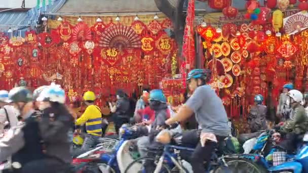 ホーチミン市 ベトナム 2024 テトの装飾をショッピングの人々の混雑 チョーロン市場での旧正月の休日 チャイナタウン 赤い装飾の伝統はカラフルなストリートを作ります ベトナム — ストック動画