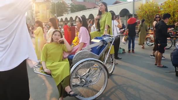 越南妇女穿着传统服饰 长裙或小黛服 在本田市集的立面照相庆祝农历新年 — 图库视频影像