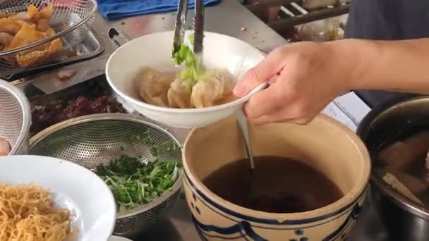 Şef Restoranın Mutfağında Erişte Çorbası Yapıyor Hoanh Thanh Bowl — Stok video