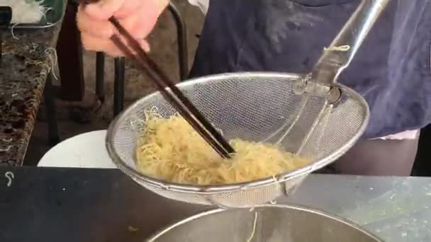 Σεφ Χέρι Κάνει Wonton Noodles Σούπα Στην Κουζίνα Του Εστιατορίου — Αρχείο Βίντεο