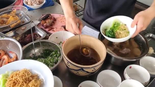 Chef Macht Wonton Nudeln Suppe Der Küche Des Restaurants Hoanh — Stockvideo