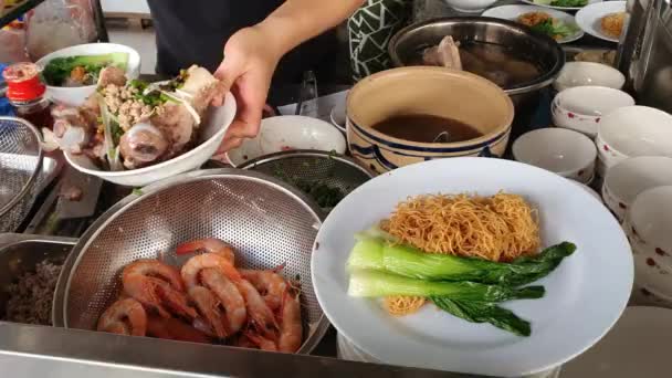 Chef Mão Fazendo Sopa Macarrão Wonton Cozinha Restaurante Hoanh Thanh — Vídeo de Stock
