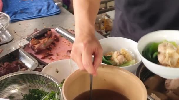 Szef Kuchni Robi Zupę Makaronem Wonton Kuchni Restauracji Hoanh Thanh — Wideo stockowe