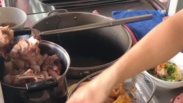Chef Haciendo Sopa Fideos Wonton Cocina Del Restaurante Hoanh Thanh — Vídeos de Stock