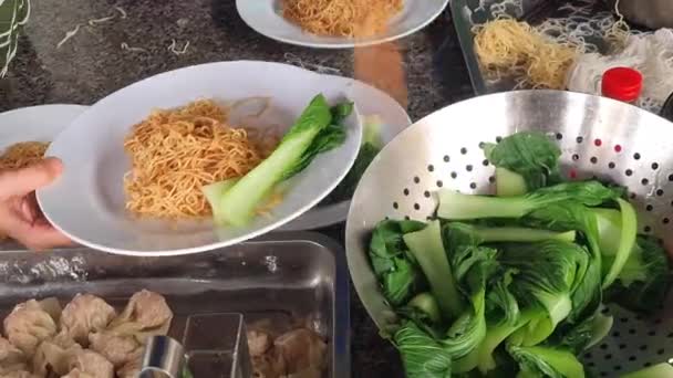 Σεφ Χέρι Κάνει Wonton Noodles Σούπα Στην Κουζίνα Του Εστιατορίου — Αρχείο Βίντεο
