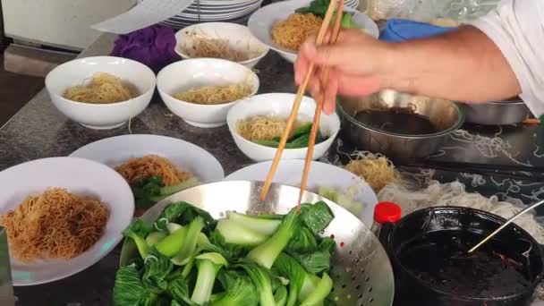 Szef Kuchni Robi Zupę Makaronem Wonton Kuchni Restauracji Hoanh Thanh — Wideo stockowe