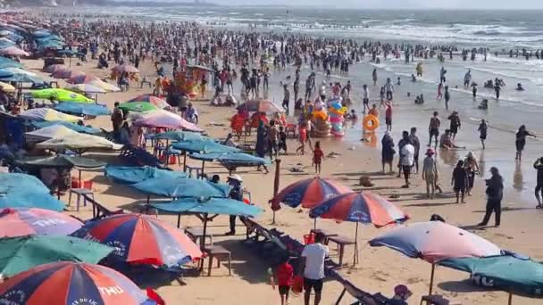 ヴンタウ ベトナム 3024 混雑した人々 バケーション ビーチで日光浴 多くの旅行者は 週末の休暇で日傘で完全な海辺 リラックス ヴンタウ海 — ストック動画