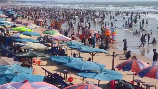 Вунг Тау Вьетнам Февраля 3024 Залитые Солнцем Люди Купаются Пляже — стоковое видео