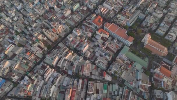 朝のベトナムのホーチミン市の無人機からの空中視界 チューブハウスの群衆からの眺めは ランドマークの建物 都市化の大きな都市 具体化されたオアシスの周りの川まで詰まった — ストック動画