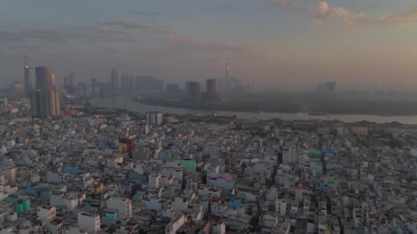 朝のベトナムのホーチミン市の無人機からの空中視界 チューブハウスの群衆からの眺めは ランドマークの建物 都市化の大きな都市 具体化されたオアシスの周りの川まで詰まった — ストック動画