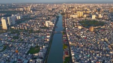 Kalabalık şehir merkezi ve bina ile Asya şehrinin hiperlapse hava görüntüsü, caddede, köprüde, nehirde hareket eden araç Ho Chi Minh, Vietnam 'ı kalabalıklaştırıyor.