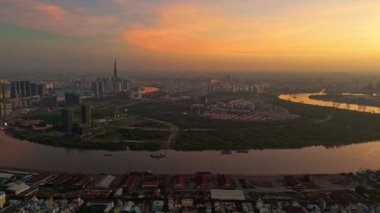 Ho Chi Minh şehri, Vietnam 'ın hava manzarası, nehir kenarındaki vaha ya da elmas adasındaki Landmark 81 gökdeleni, modern binalarla çevrili yeni kentsel alanlar, gündoğumu renkli gökyüzü