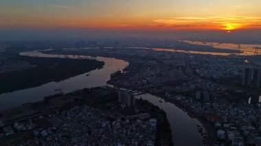 Ho Chi Minh şehrinin hava manzarası, karayolu ve kanal trafik sistemi kentsel alanları çevreledi