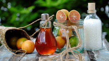 Yeşil arka planda sıcak yaz içeceği yapmak için ham madde, organik pembe limon, tatlı bal ve şeker, zengin vintamin ile bitkisel ilaçları sağlık hizmetine ayarlamak, 