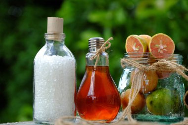 Yeşil arka planda sıcak yaz içeceği yapmak için ham madde, organik pembe limon, tatlı bal ve şeker, zengin vintamin ile bitkisel ilaçları sağlık hizmetine ayarlamak, 