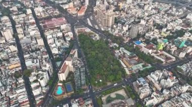 Ho Chi Minh şehrinin şehir manzarası, caddelerdeki araçlar trafiği, aşırı hız, kavşaktaki yoğun şehir manzarası, keşmekeş, yol ayrımı, sinematik seyahat varış noktası
