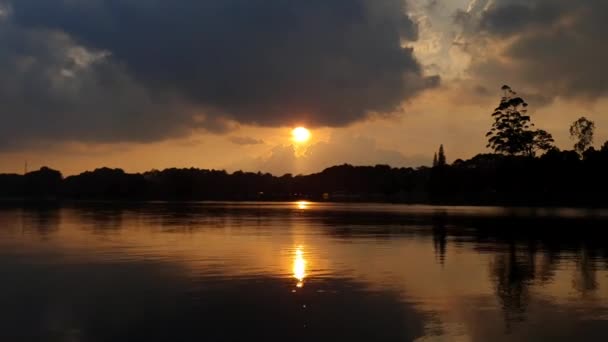 Timelapse Zachodzie Słońca Jeziorze Zachmurzone Niebo Woda Czasie Upływu Czasu — Wideo stockowe