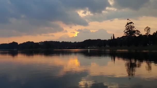 Timelapse Заході Сонця Озері Хмарне Небо Вода Проміжок Часу Стріляють — стокове відео