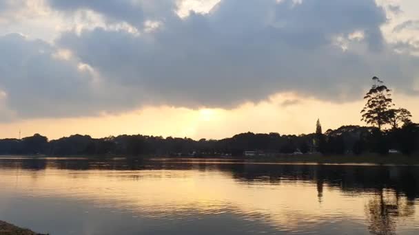 夕阳西下的湖面 多云的天空和水在时间的流逝中闪烁着飞逝的光芒 云彩映衬着壮观的风景 暮色凝视着越南达拉特的宣湖 — 图库视频影像
