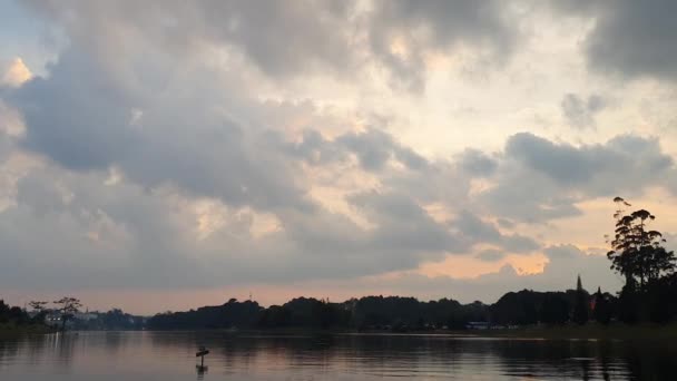 Timelapse Заході Сонця Озері Хмарне Небо Вода Проміжок Часу Стріляють — стокове відео