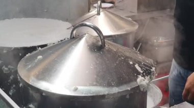 Vietnam usulü pirinç dürümleri ya da restoran şefinin yaptığı banh cuon, pirinç unu buharla katılaştırılır, sonra dolgu ve rulo eklenir, basit malzemeli lezzetli sokak yemekleri