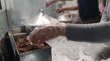 Vietnam usulü pirinç dürümleri ya da restoran şefinin yaptığı banh cuon, pirinç unu buharla katılaştırılır, sonra dolgu ve rulo eklenir, basit malzemeli lezzetli sokak yemekleri