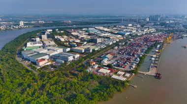 Ho Chi Minh şehir limanının insansız hava aracı, Saigon nehri üzerindeki trafik su yolu için kanal sistemi, nehir kıyısındaki limanda vinç ve konteynır, ihracat için lojistik, ucuz masraflarla endüstriyel ithalat