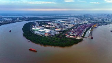 Ho Chi Minh şehir limanının insansız hava aracı, Saigon nehri üzerindeki trafik su yolu için kanal sistemi, nehir kıyısındaki limanda vinç ve konteynır, ihracat için lojistik, ucuz masraflarla endüstriyel ithalat