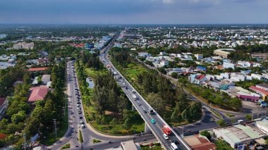 Rach Mieu Köprüsü 'nün Tien Nehri' ni geçişi, Tien Giang 'ı Ben Tre' ye bağlaması, Mekong Deltası 'nda kablo bağlantısı, suda tekne trafiği, yolda araç trafiği.