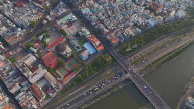 Büyük Asya şehrinin akşamları havadan görünüşü, motosiklet olarak vechicle kalabalığı, nehir kenarında motosiklet trafiği, nehre yakın ikamet, Ho Chi Minh şehri, Vietnam
