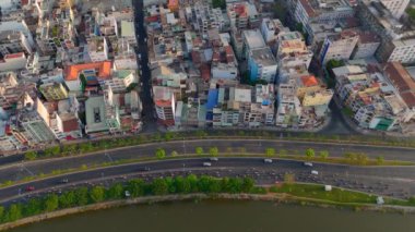 Büyük Asya şehrinin akşamları havadan görünüşü, motosiklet olarak vechicle kalabalığı, nehir kenarında motosiklet trafiği, nehre yakın ikamet, Ho Chi Minh şehri, Vietnam