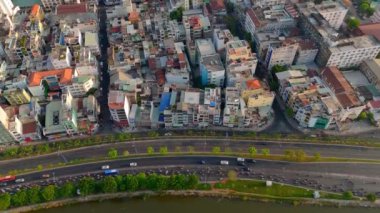 Büyük Asya şehrinin akşamları havadan görünüşü, motosiklet olarak vechicle kalabalığı, nehir kenarında motosiklet trafiği, nehre yakın ikamet, Ho Chi Minh şehri, Vietnam