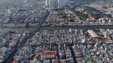 Büyük Asya şehrinin akşamları havadan görünüşü, motosiklet olarak vechicle kalabalığı, nehir kenarında motosiklet trafiği, nehre yakın ikamet, Ho Chi Minh şehri, Vietnam