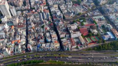 Büyük Asya şehrinin akşamları havadan görünüşü, motosiklet olarak vechicle kalabalığı, nehir kenarında motosiklet trafiği, nehre yakın ikamet, Ho Chi Minh şehri, Vietnam
