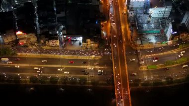 Gece hava manzaralı Asya şehri caddesi, taşıt hareketli koloful yolu, ufuk çizgisi Ho Chi Minh kentsel böylece iş, köprü ile dinamik Sai gon nehri, Vietnam