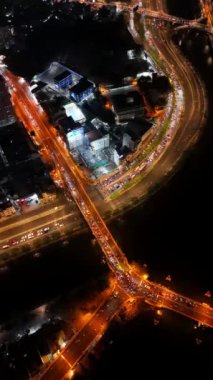 Gece hava manzaralı Asya şehri caddesi, taşıt hareketli koloful yolu, ufuk çizgisi Ho Chi Minh kentsel böylece iş, köprü ile dinamik Sai gon nehri, Vietnam