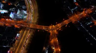 Gece hava manzaralı Asya şehri caddesi, taşıt hareketli koloful yolu, ufuk çizgisi Ho Chi Minh kentsel böylece iş, köprü ile dinamik Sai gon nehri, Vietnam