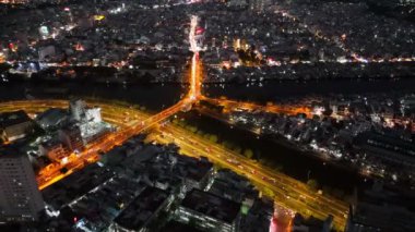 Gece hava manzaralı Asya şehri caddesi, taşıt hareketli koloful yolu, ufuk çizgisi Ho Chi Minh kentsel böylece iş, köprü ile dinamik Sai gon nehri, Vietnam