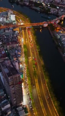 Gece hava manzaralı Asya şehri caddesi, taşıt hareketli koloful yolu, ufuk çizgisi Ho Chi Minh kentsel böylece iş, köprü ile dinamik Sai gon nehri, Vietnam