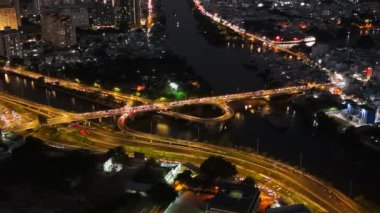 Gece hava manzaralı Asya şehri caddesi, taşıt hareketli koloful yolu, ufuk çizgisi Ho Chi Minh kentsel böylece iş, köprü ile dinamik Sai gon nehri, Vietnam