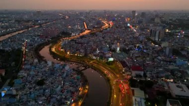 Gece hava manzaralı Asya şehri caddesi, taşıt hareketli koloful yolu, ufuk çizgisi Ho Chi Minh kentsel böylece iş, köprü ile dinamik Sai gon nehri, Vietnam