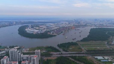 Saigon Nehri 'ndeki Ho Chi Minh limanı, konteynır, ihracat ve ithalat sektöründe kargo taşımak için deniz yolu trafiğini naklediyor. Dünya çapında sevkiyat ve yükleme için lojistiğe ihtiyaç var.