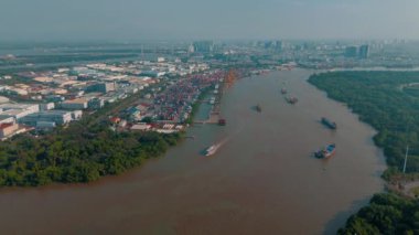 Saigon Nehri 'ndeki Ho Chi Minh limanı, konteynır, ihracat ve ithalat sektöründe kargo taşımak için deniz yolu trafiğini naklediyor. Dünya çapında sevkiyat ve yükleme için lojistiğe ihtiyaç var.